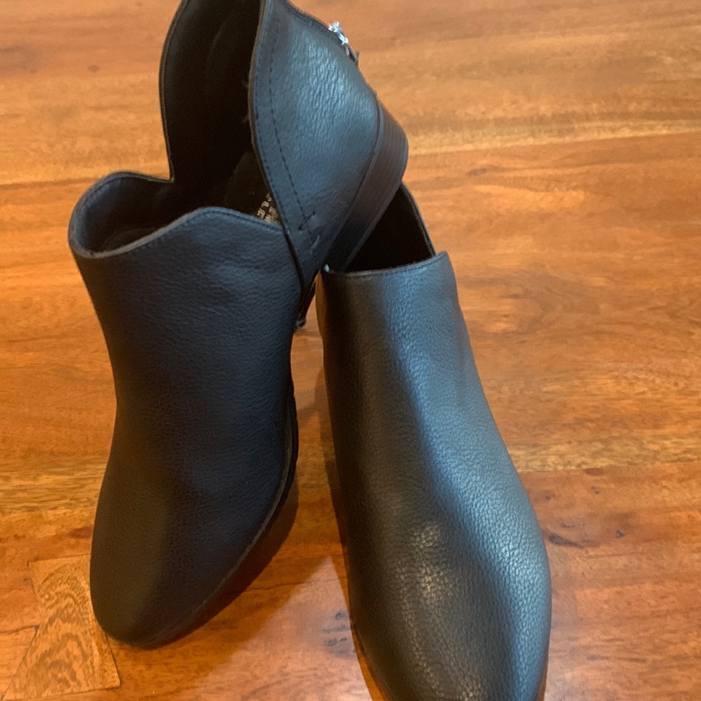 Women’s NWOT Kenneth Cole Reaction ankle Booties.  Sz 7